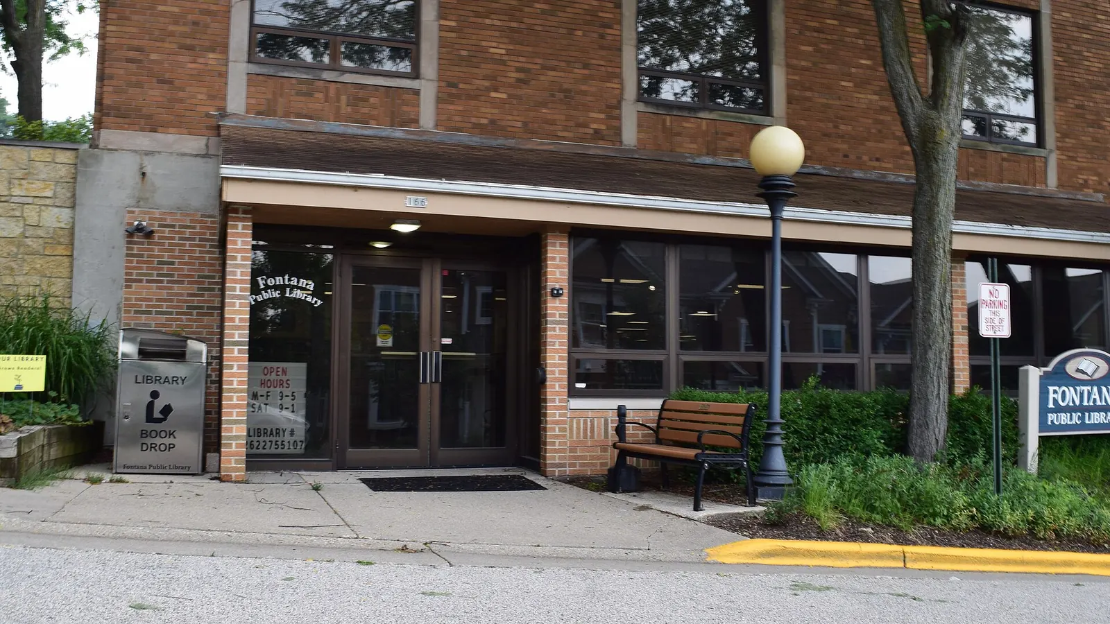Fontana Public Library in downtown Fontana, Wisconsin